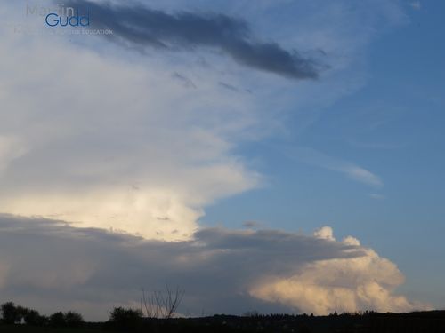 Typischer Altocumulus cumulonimbogenitus