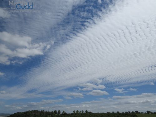 Altocumulus radiatus undulatus - deutlich ausgeprägt