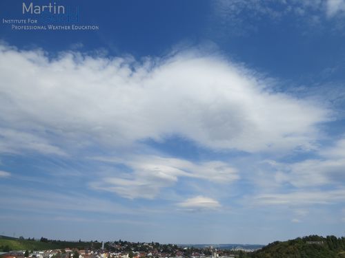 Ac lenticularis (im Vorfeld einer Front)