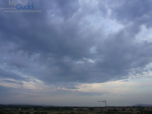 Aus Cumulus oder Cumulonimbus abends übrig gebliebener Ac floccus