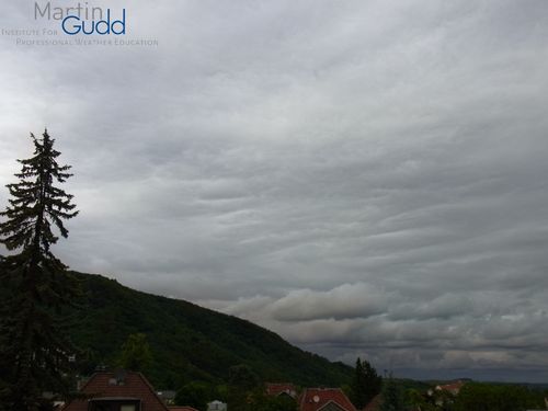 Altocumulus opacus mamma im Vorfeld von Altocumulus asperitas