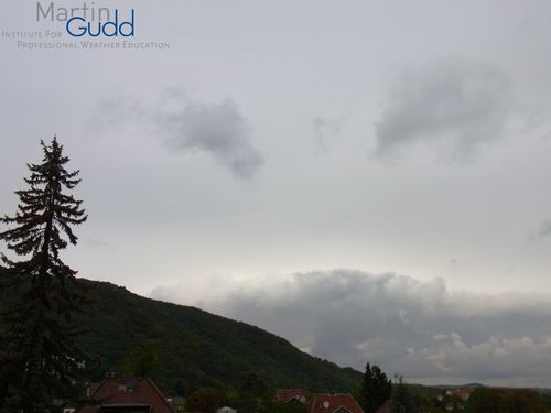 Altostratus opacus in Übergang zu Nimbostratus